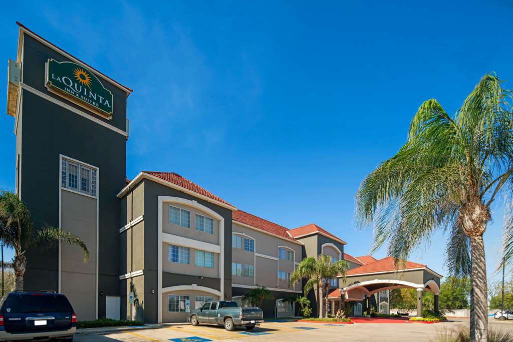 La Quinta Inn & Suites by Wyndham Brownsville North - photo 2