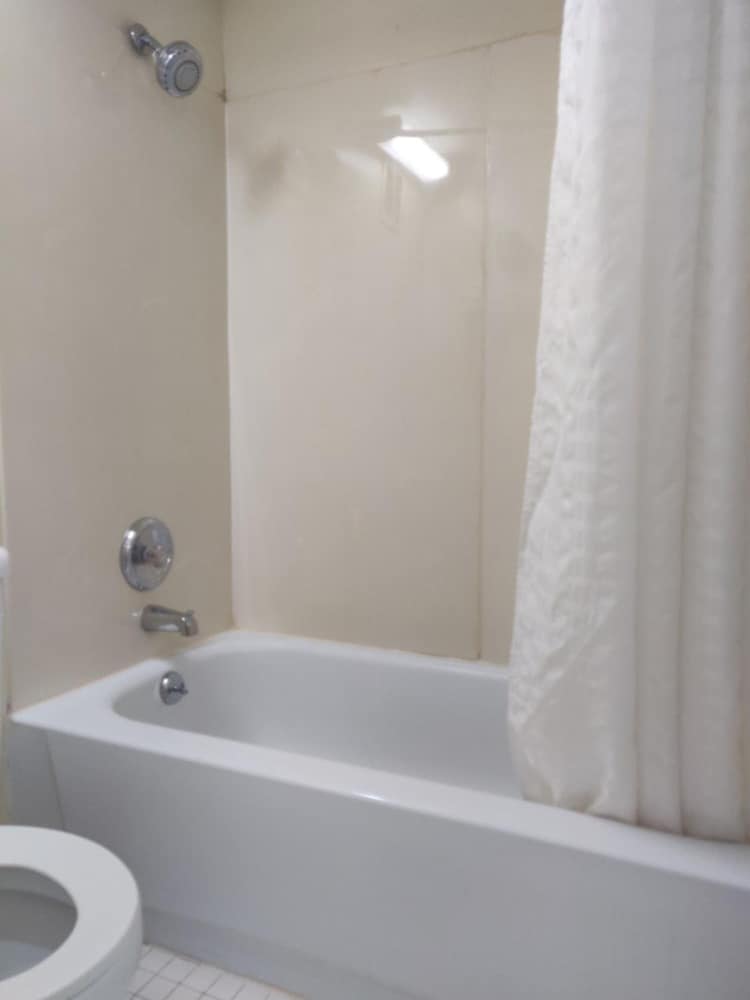 Sprucewood Inn - photo 17