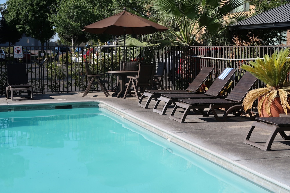 Oxford Suites Chico - photo 23