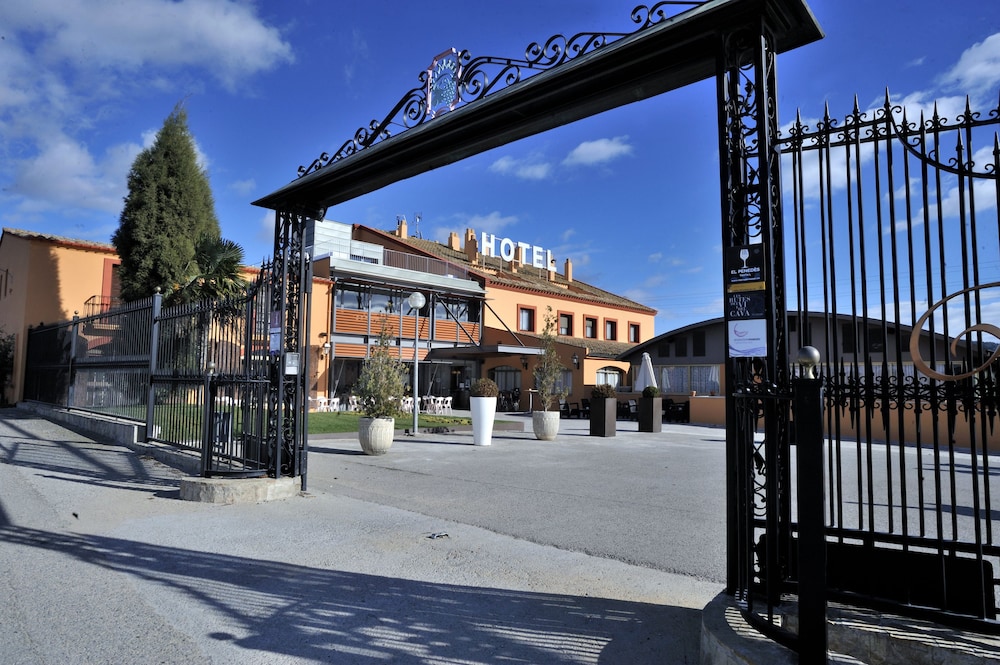 Hotel Restaurant Sol i Vi — hotel in Subirats