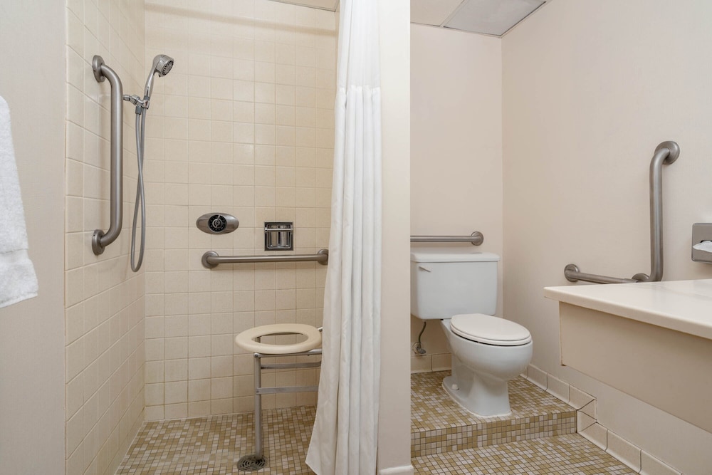 Ramada by Wyndham Albert Lea - photo 60