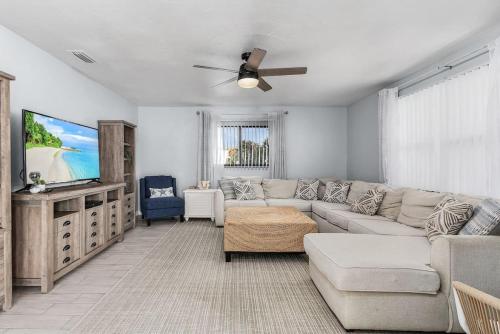 Charming Family Retreat Heated Pool Private Yard — Cape Coral — photo 2