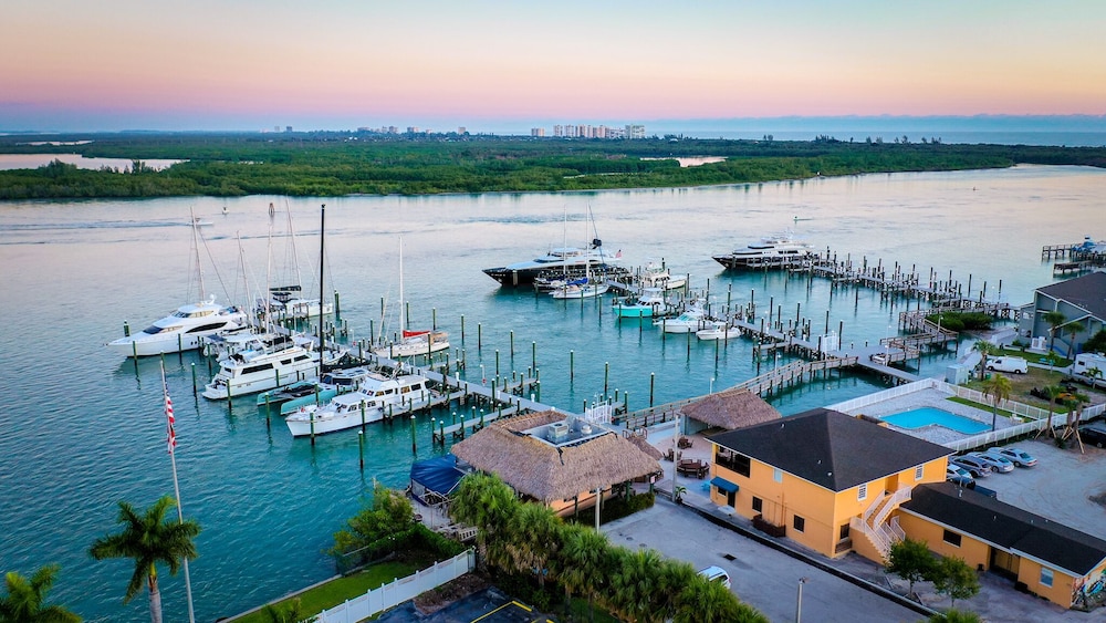 Dockside Inn & Resort - photo 55