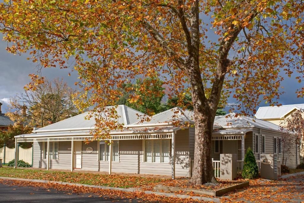 Mews Cottages — 4-Star Luxury Hotel in New Gisborne, Australia