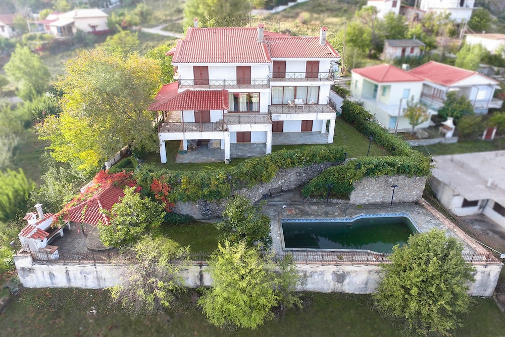 Traditional Luxury Villa Armonia — 4-Star Luxury Hotel in Aigio, Greece