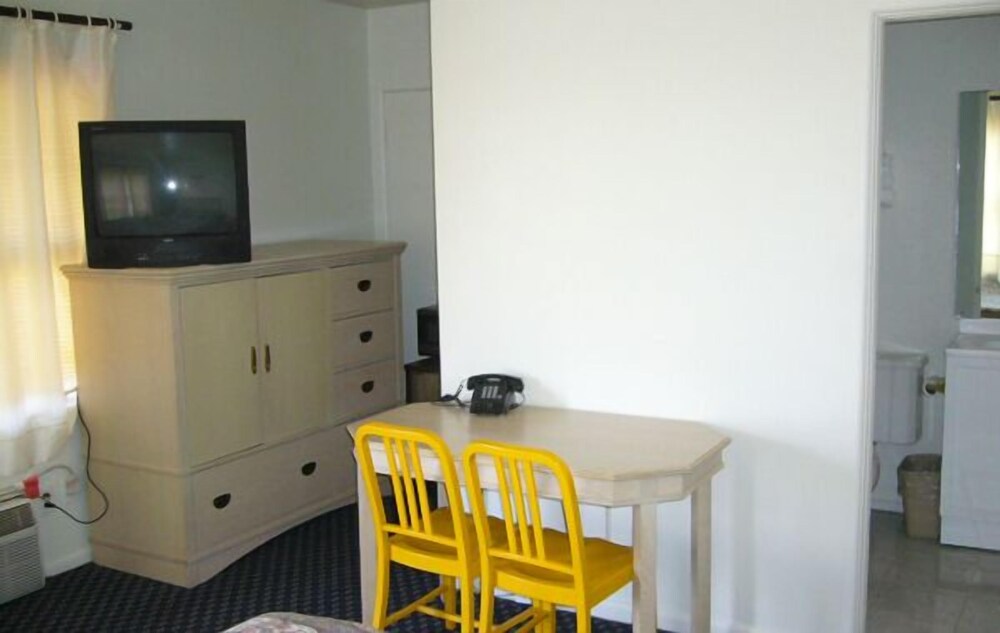 Surrey Motel - photo 9