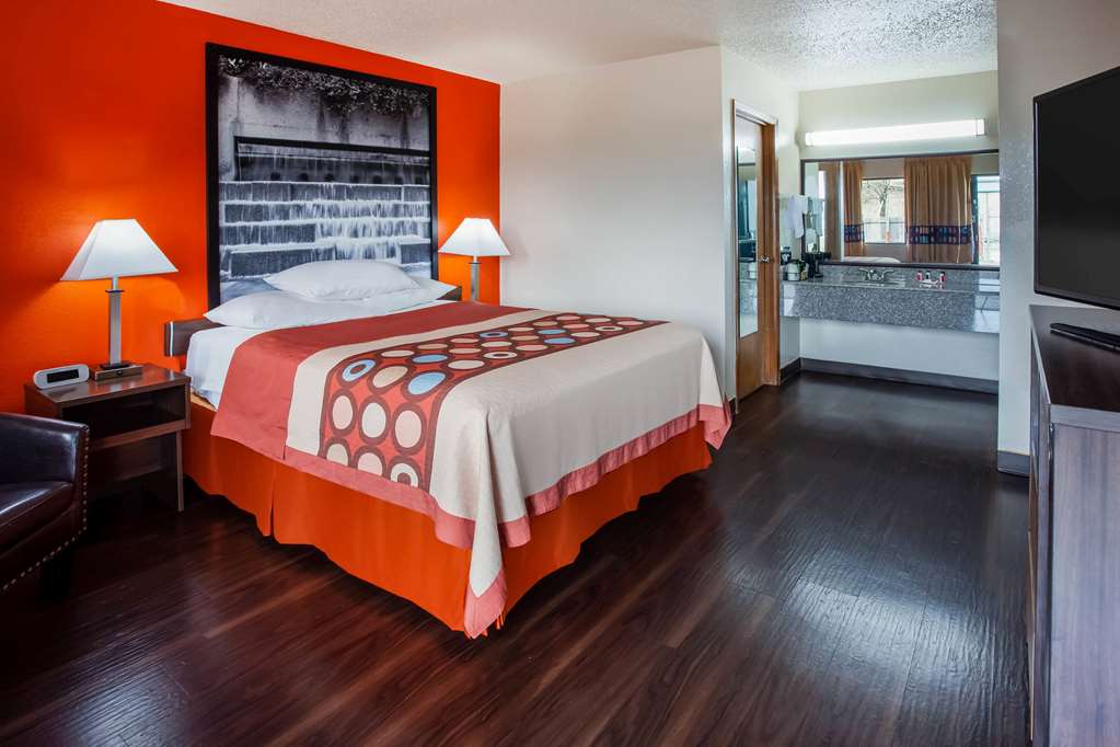 Super 8 by Wyndham Giddings - photo 8