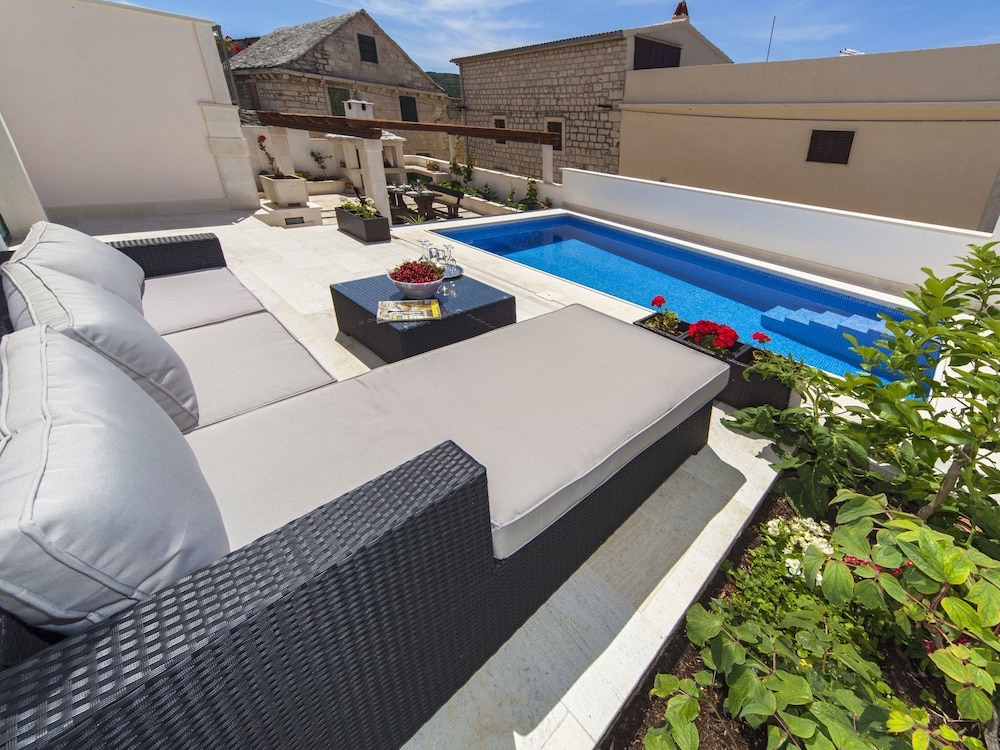 Modern Villa in Povlja With Pool — 4-Star Luxury Hotel in Selca, Croatia