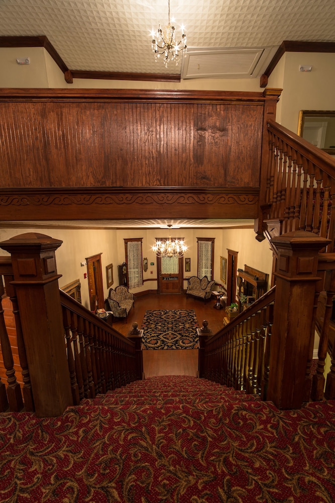 Grand Victorian Inn - photo 26
