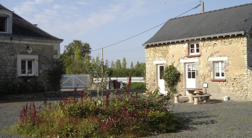 Les Gites du Champ Fleuri — hotel in Precigne