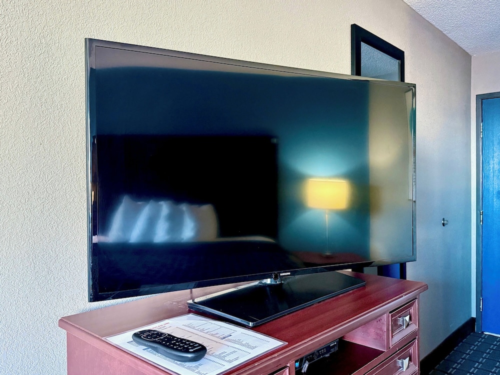 Economy Inn & Suites Cedar Rapids - photo 20