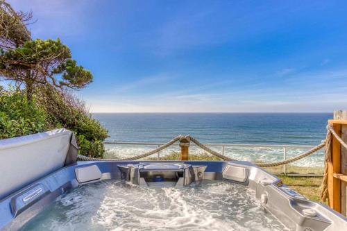 Tranquil Edge Retreat Oceanfront house w hottub — 4-Star Luxury Hotel in Lincoln, United States