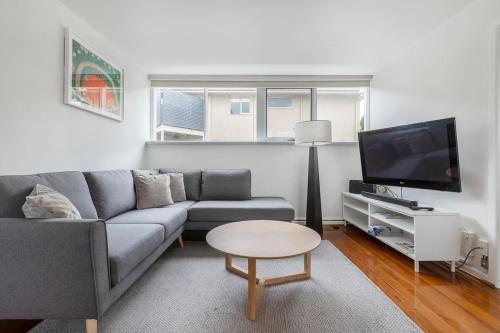 Bright and Modern Space with a Balcony and Parking — 4-Star Luxury Hotel in Melbourne, Australia