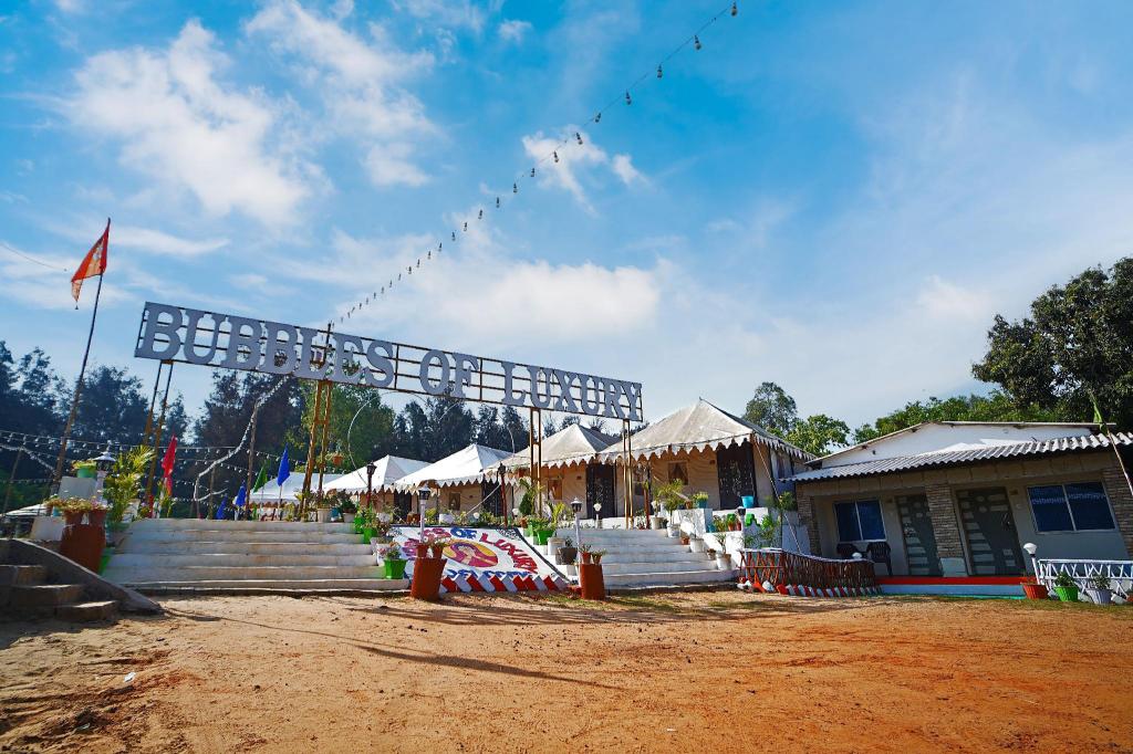 Bubbles of luxury in Soro, India