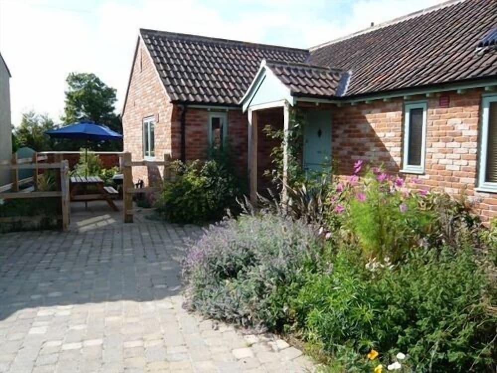 Honeysuckle Farm cottages — 4-Star Luxury Hotel in Glastonbury, United Kingdom