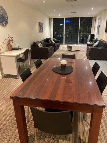Liberty bay holiday Spacious two bedroom two bathroom with sea views — 4-Star Luxury Hotel in Glenelg, Australia