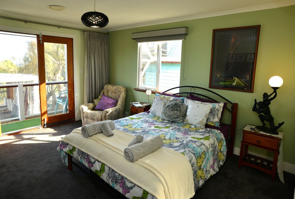 Kinsellas Water Views — hotel near Albany Airport