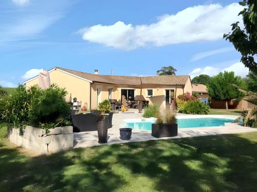 Lomond 5 with Private Hot Tub Fife Loch Leven Lomond Hills Pet Friendly — hotel in Kelty