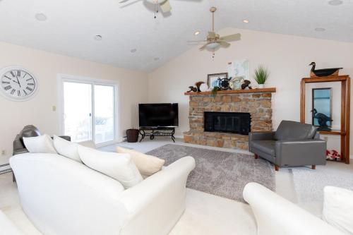 4 Bedroom Lakefront Home with Private Beach on Cedar Point Chaussee — 4-Star Luxury Hotel in Sandusky, United States