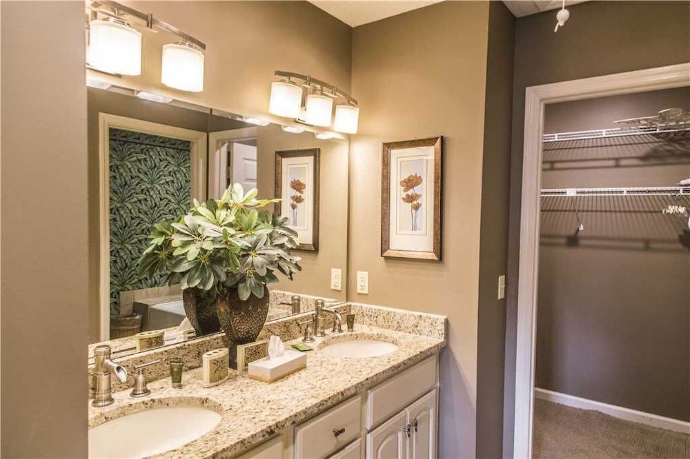 Updated Baths w Tile Showers King 2 Twins sleeps 4 Bikes & Beach Gear included - photo 8