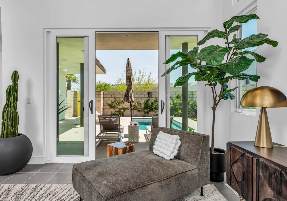Modern Miralon Sophisticated Retreat for Up To 5 w Resort Amenities in Palm Springs, United States