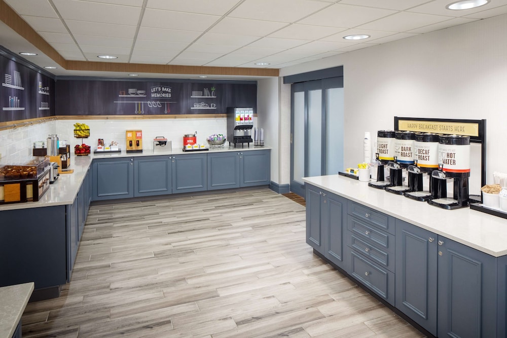 Hampton Inn Garden City Long Island - photo 21