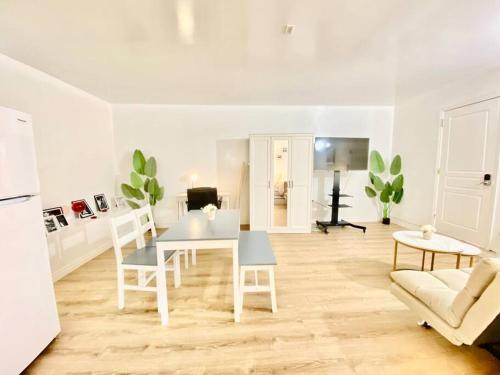 Studio Modern Black and White in Rosemead, United States