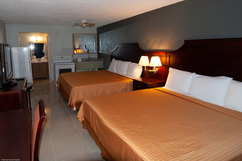 Express Inn & Suites 5 Miles from St Petersburg Clearwater Airport - photo 4