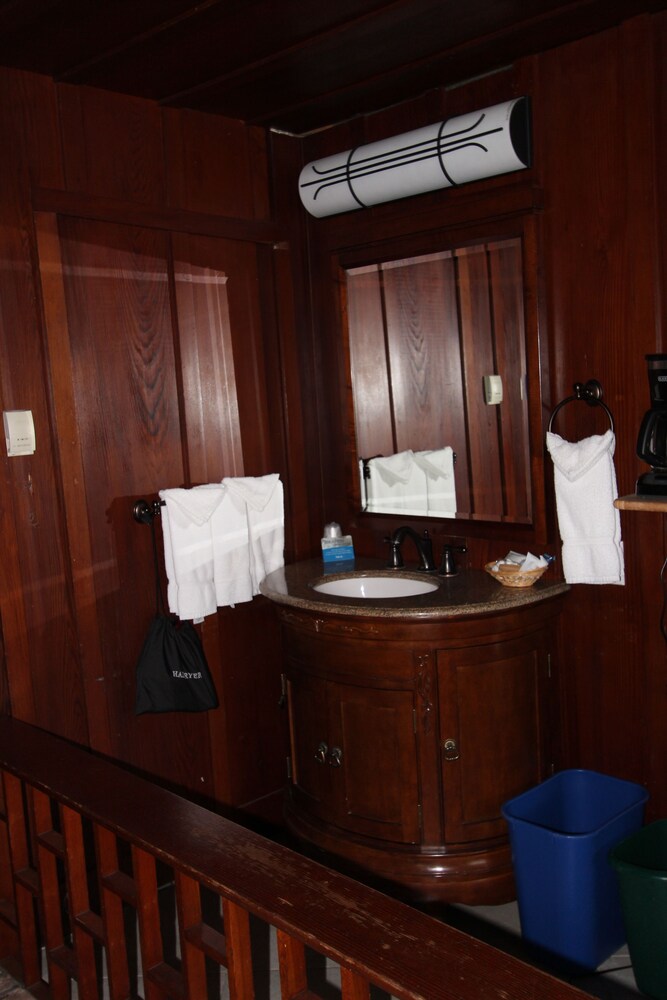 Edgewater Beach Inn - photo 33