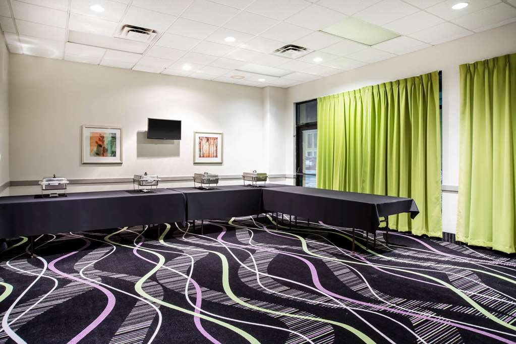 La Quinta Inn by Wyndham Davenport & Conference Center - photo 42