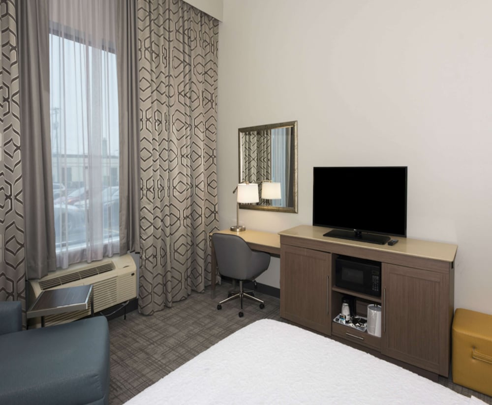 Hampton Inn & Suites Minneapolis University Area - photo 11