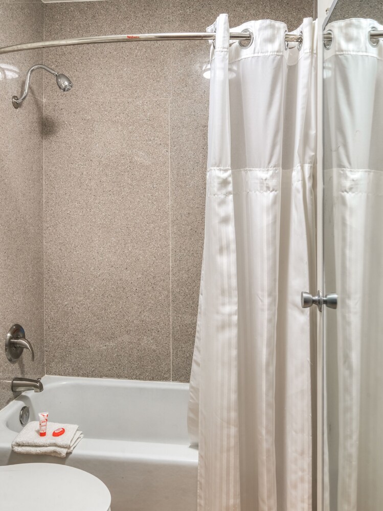 OYO Hotel Battleboro - photo 16