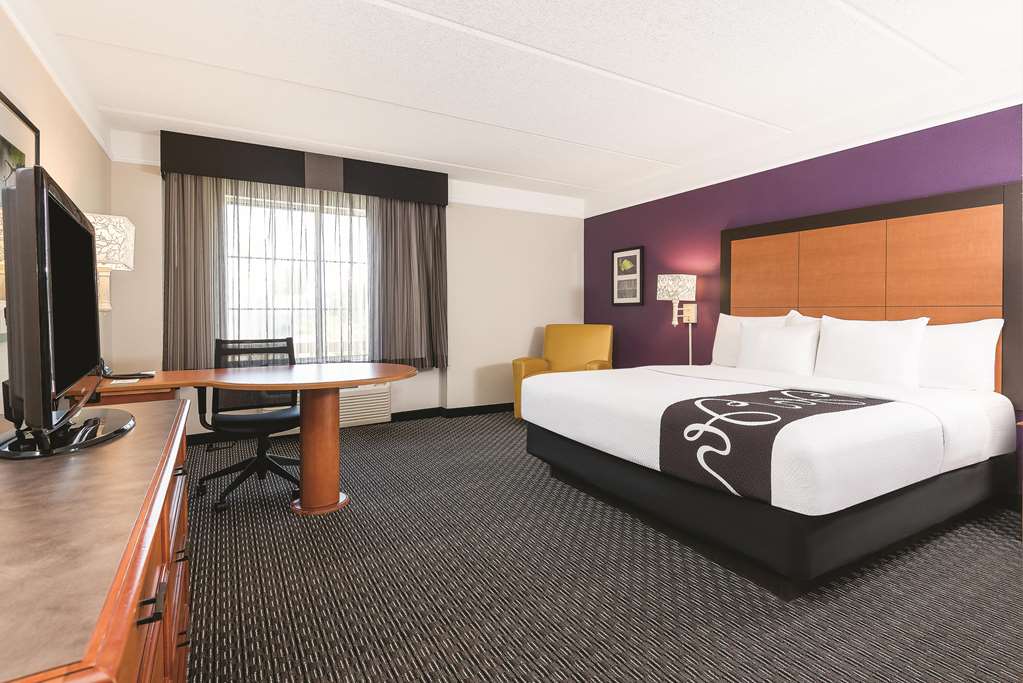 La Quinta Inn & Suites by Wyndham Univ Area Chapel Hill - photo 19