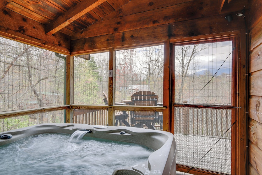 Smoky Mountains Cabin with Hot Tub Deck and Views — 4-Star Luxury Hotel in Sevierville, United States