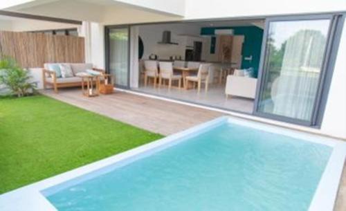Superb apartment with swimming pool in residence — 4-Star Luxury Hotel in Tamarin, Mauritius