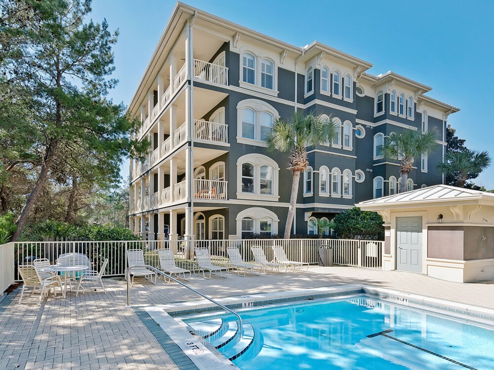 Seaview Villas A102 — 4-Star Luxury Hotel in Seaside, United States
