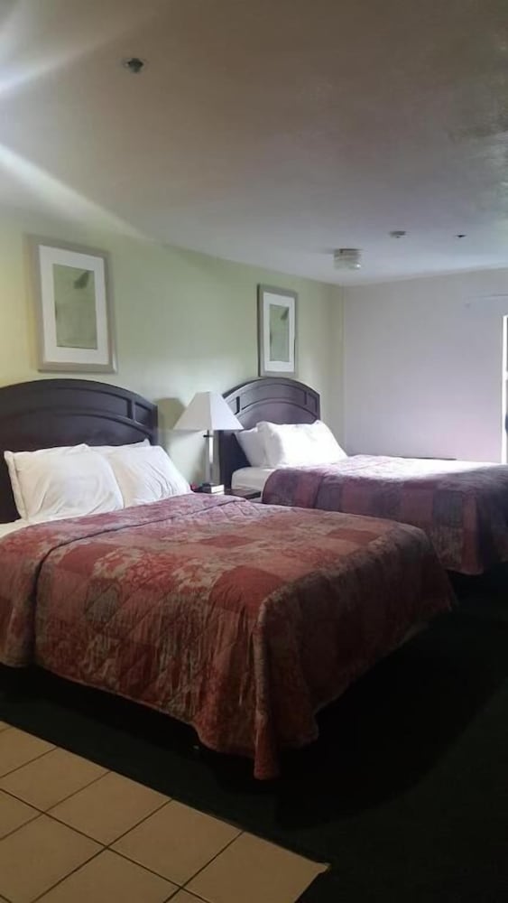 Oyster Bay Inn & Suites - photo 9