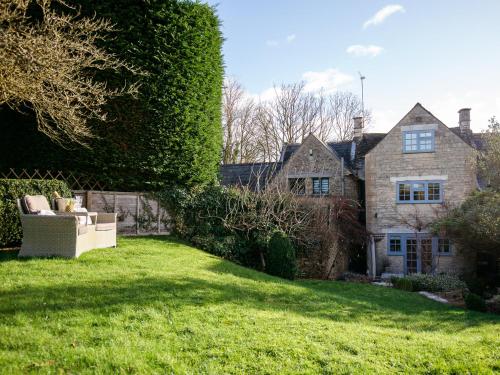Pineapple Spa Cottage — 4-Star Luxury Hotel in Stow On The Wold, United Kingdom