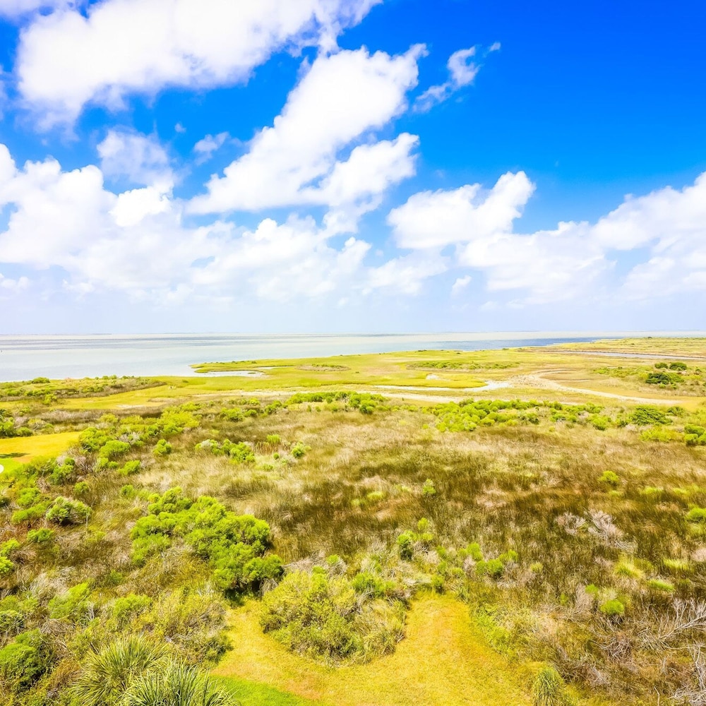 Resort Living on the Bay 2 bed 2 Bath Gorgeous Views Heated Infinity Pool Beach Access Galveston - photo 3