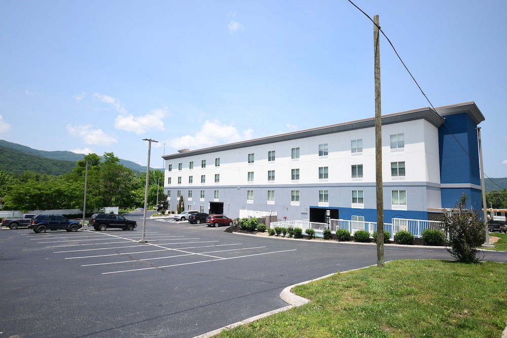 Holiday Inn Express & Suites Caryville by IHG - photo 33
