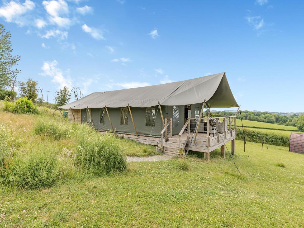 Safari Tent Two Uk44405 — 4-Star Luxury Hotel in Ross On Wye, United Kingdom