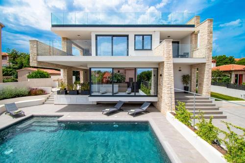 Beautiful Villa Rosarol — 4-Star Luxury Hotel in Liznjan, Croatia
