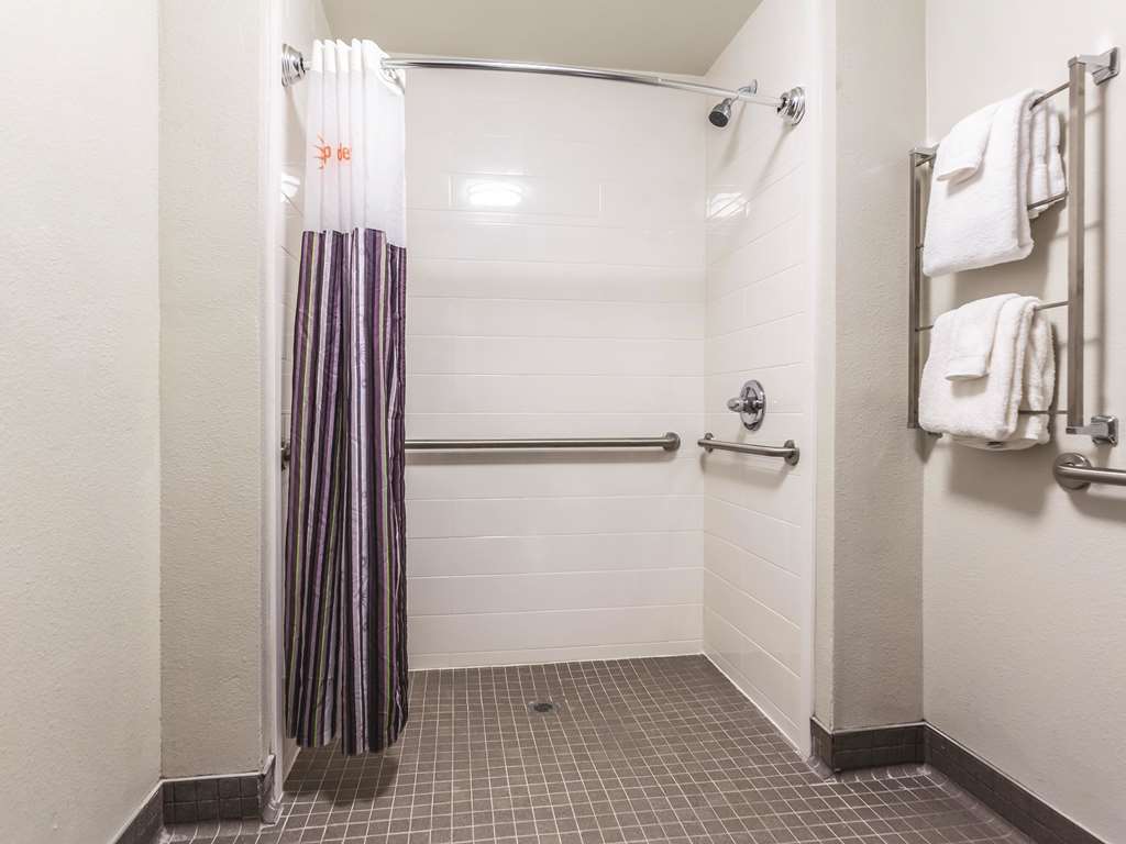 La Quinta Inn & Suites by Wyndham Atlanta Midtown Buckhead - photo 24