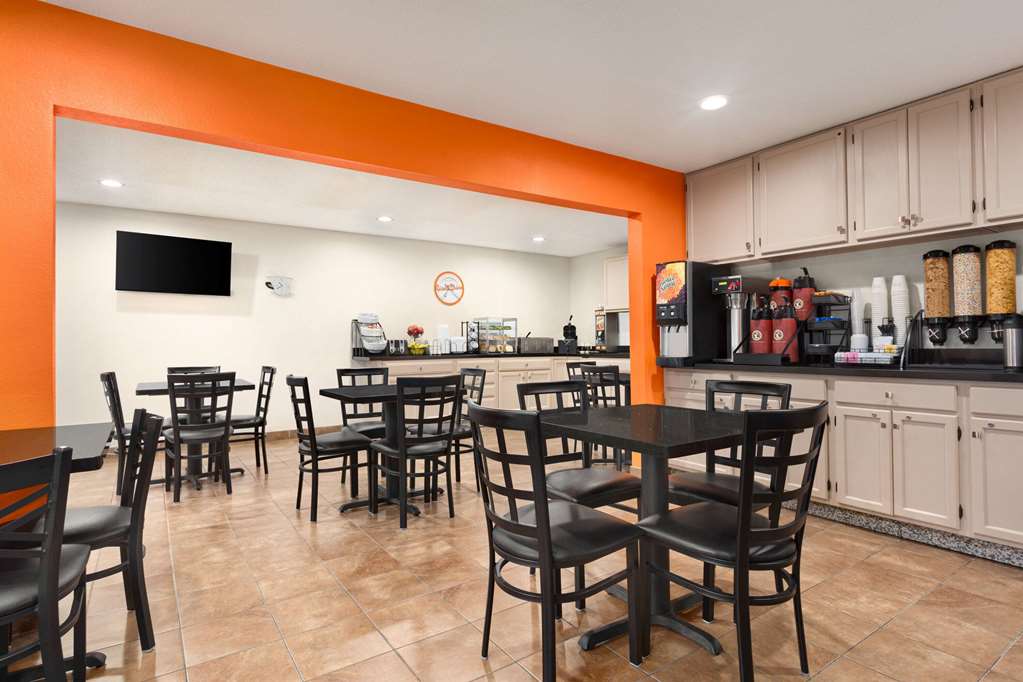 Howard Johnson by Wyndham Waterloo Cedar Falls - photo 39