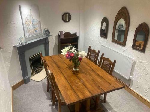Quaint Cottage main street Llandeilo — 4-Star Luxury Hotel in Llandeilo, United Kingdom