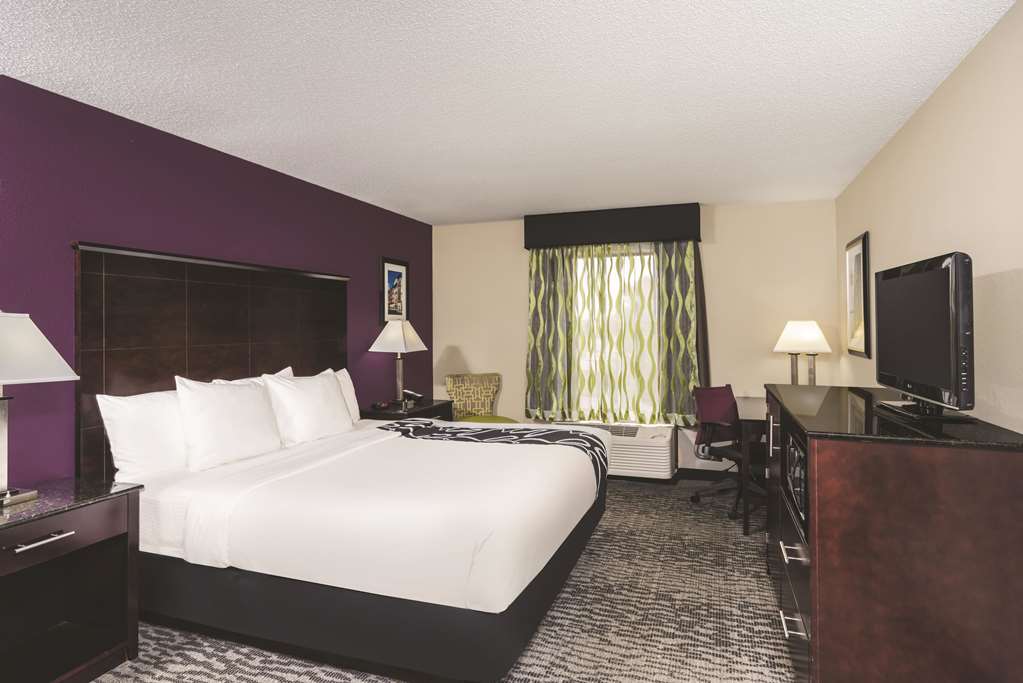 La Quinta Inn & Suites by Wyndham Louisville East - photo 10