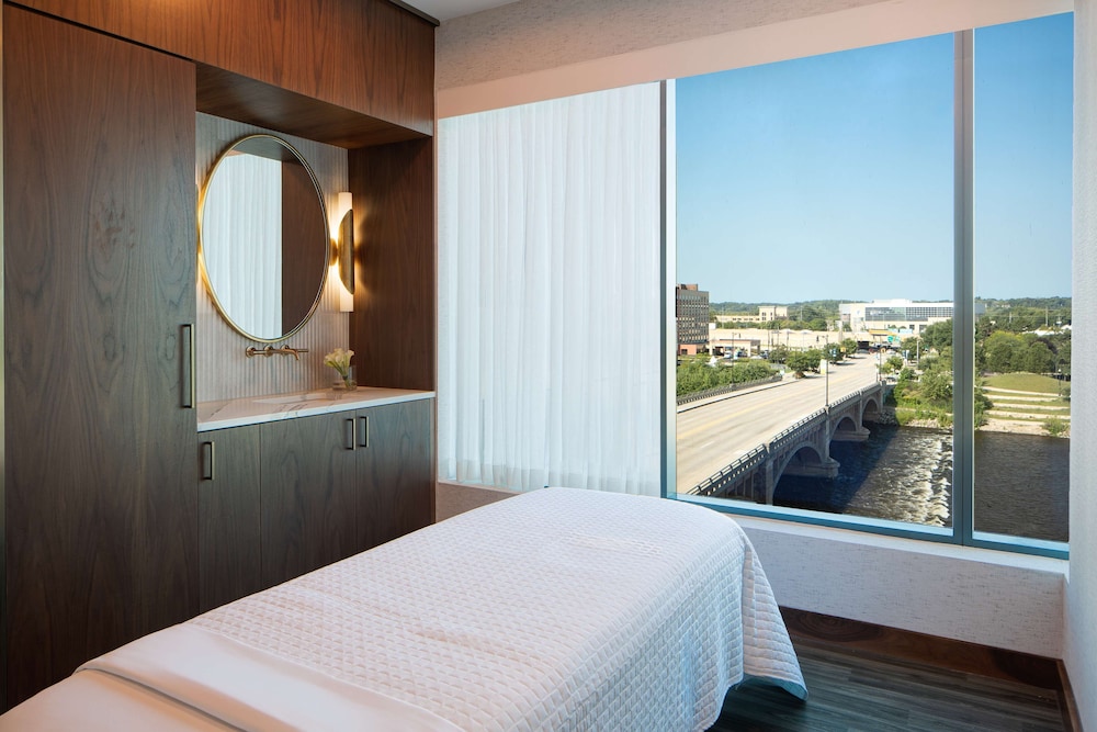 Amway Grand Plaza Curio Collection by Hilton - photo 43