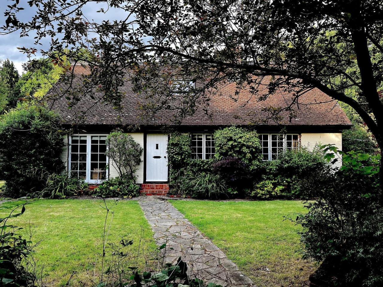 Picturesque 4 Bed Cottage Lingfield Surrey — 4-Star Luxury Hotel in Felbridge, United Kingdom