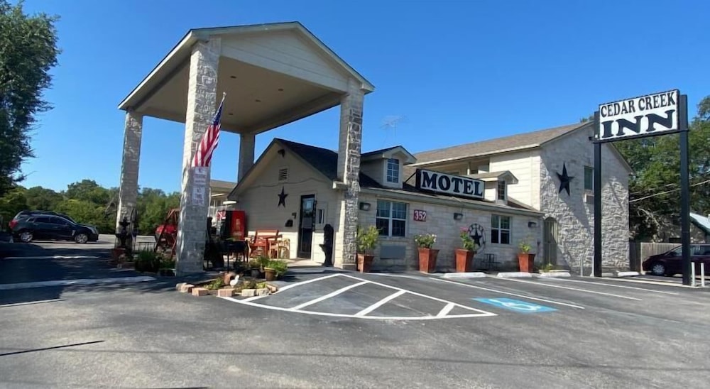 Cedar Creek Inn - carbon neutral hotel in Bertram