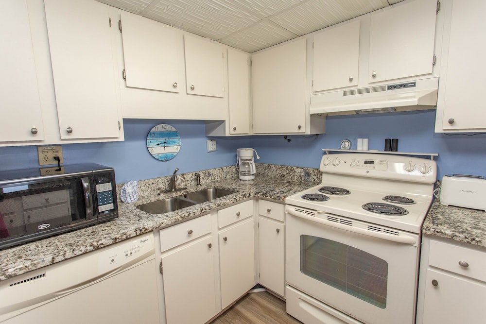 Royal Garden Resort 415 2 Bedroom Condo by RedAwning - photo 11